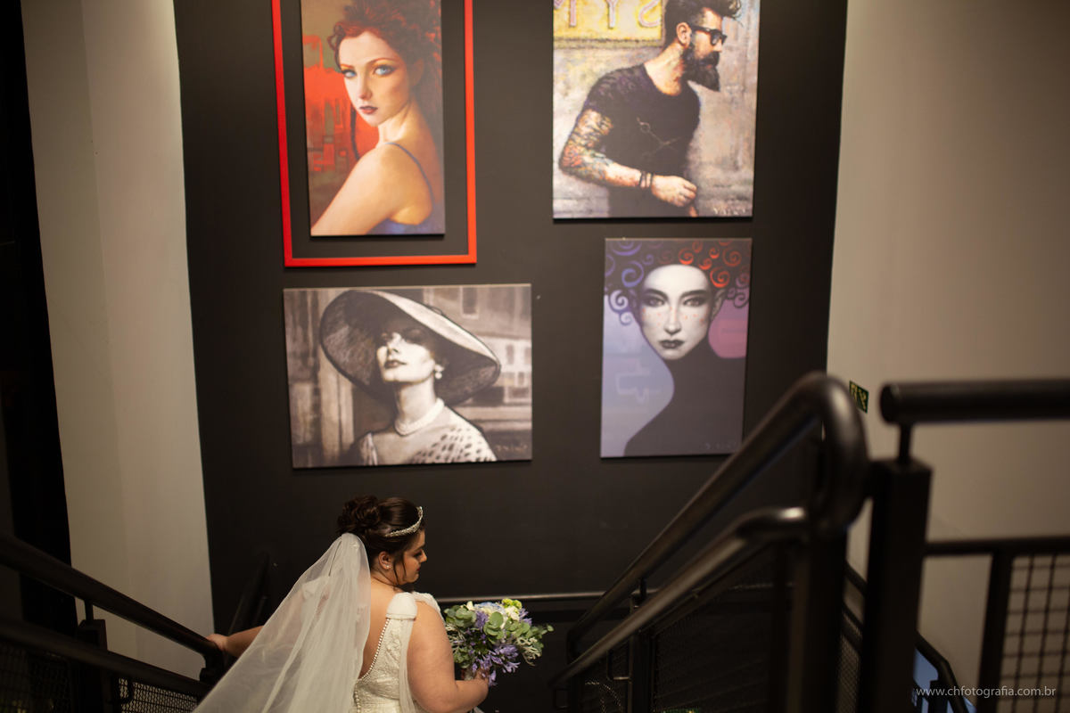 Foto do making off da noiva, coroa de noiva ,no Salão Symetria, making off da noiva no Salão Symetria, buque de noiva, foto de noiva no Salão Symetria