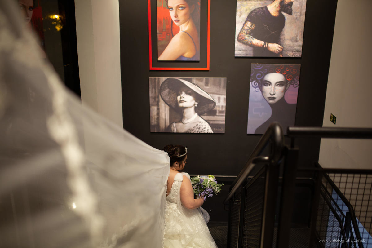 Foto do making off da noiva, coroa de noiva ,no Salão Symetria, making off da noiva no Salão Symetria, buque de noiva, foto de noiva no Salão Symetria