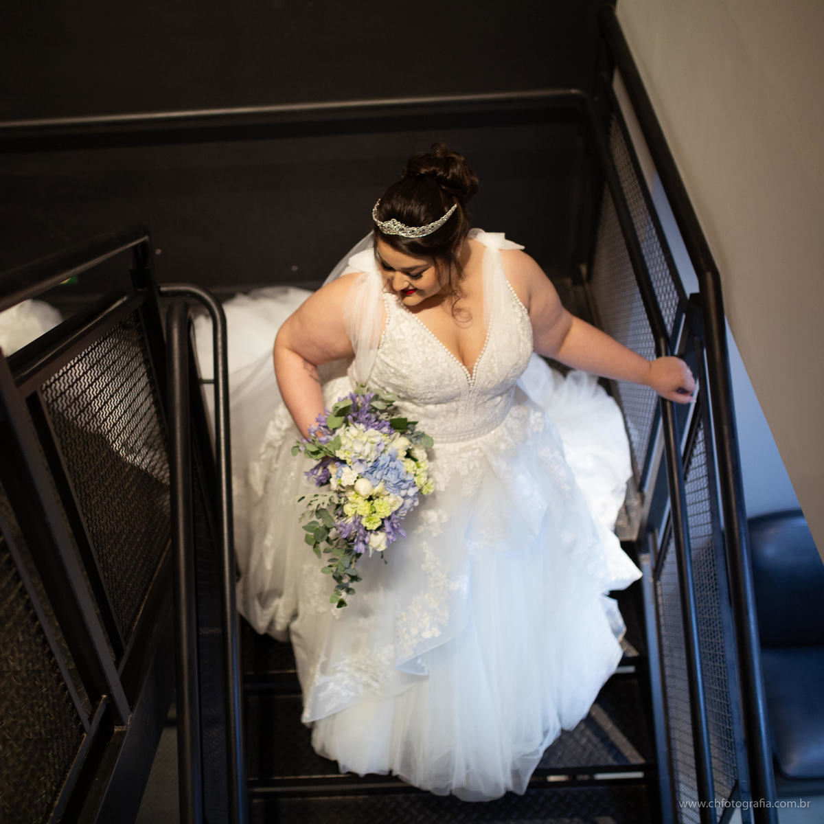 Foto do making off da noiva, coroa de noiva ,no Salão Symetria, making off da noiva no Salão Symetria, buque de noiva, foto de noiva no Salão Symetria