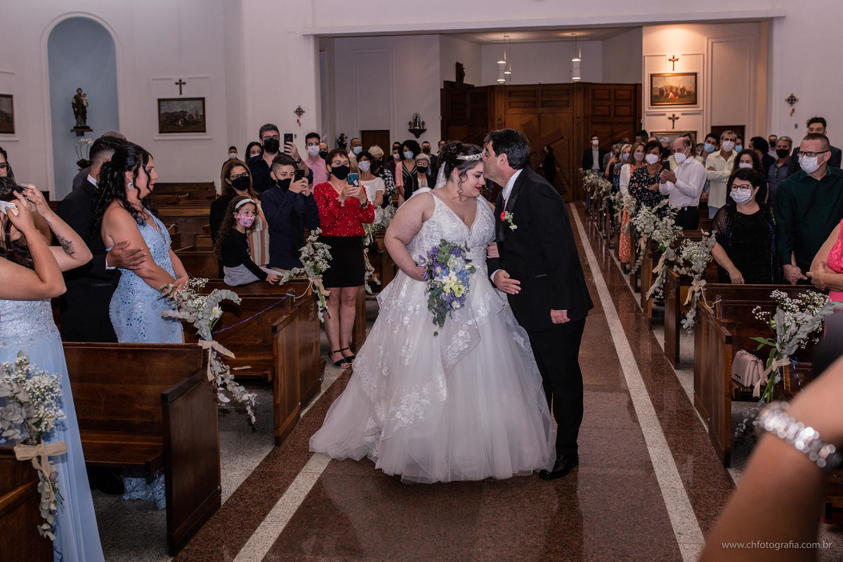 Entrada da noiva com seu pai na Paróquia Santa Rita de Cássia em Campinas,