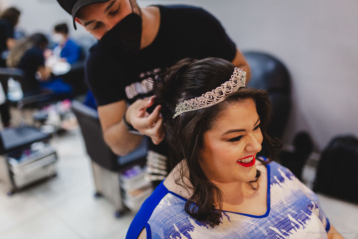 Foto do making off da noiva, coroa de noiva ,no Salão Symetria, making off da noiva no Salão Symetria