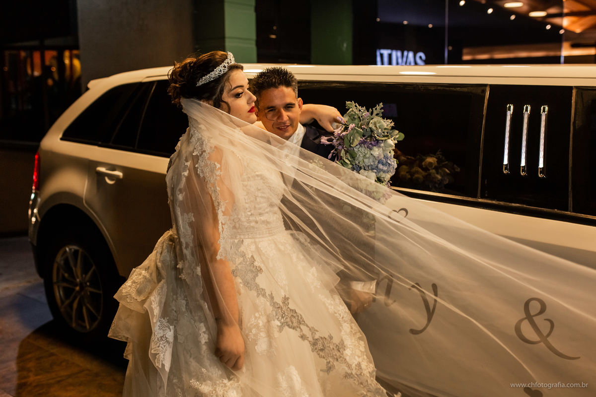 Ensaio trash the dress na Limusine, ensaio de casal na churrascaria