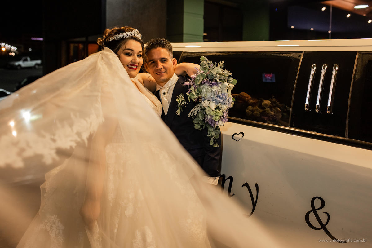 Ensaio trash the dress na Limusine, ensaio de casal na churrascaria