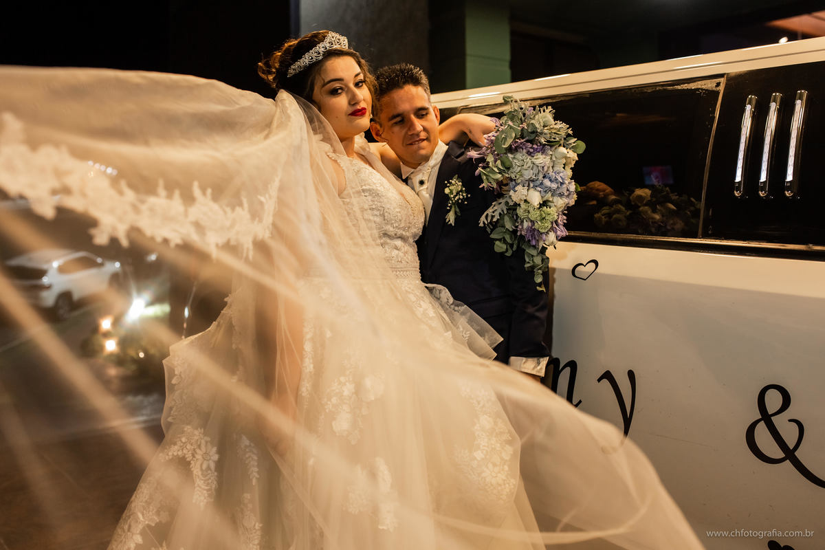 Ensaio trash the dress na Limusine, ensaio de casal na churrascaria