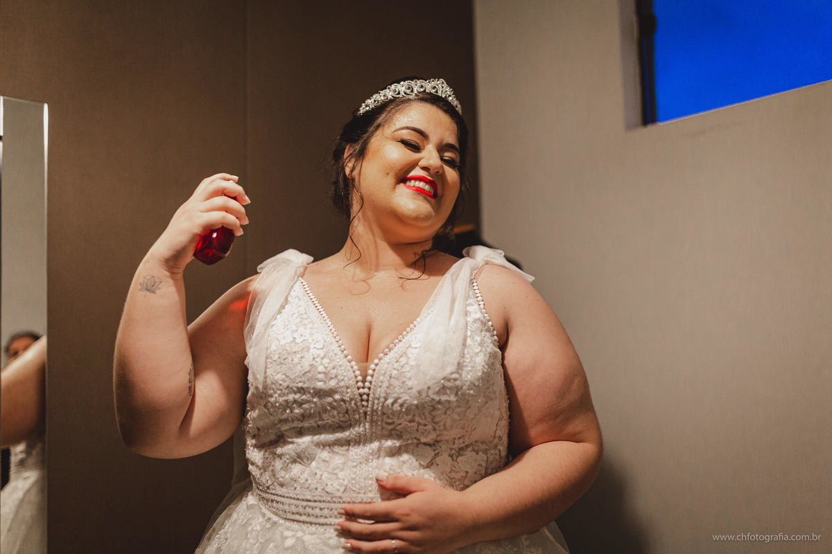 Foto do making off da noiva, coroa de noiva ,no Salão Symetria, making off da noiva no Salão Symetria, noiva usando perfume