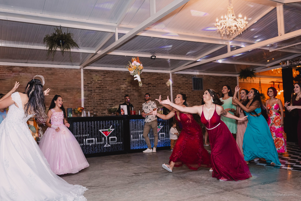 foto do momento do buque da noiva