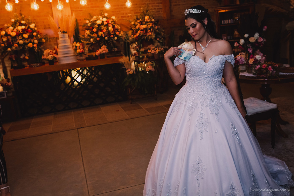 retrato da noiva segurando o dinheiro