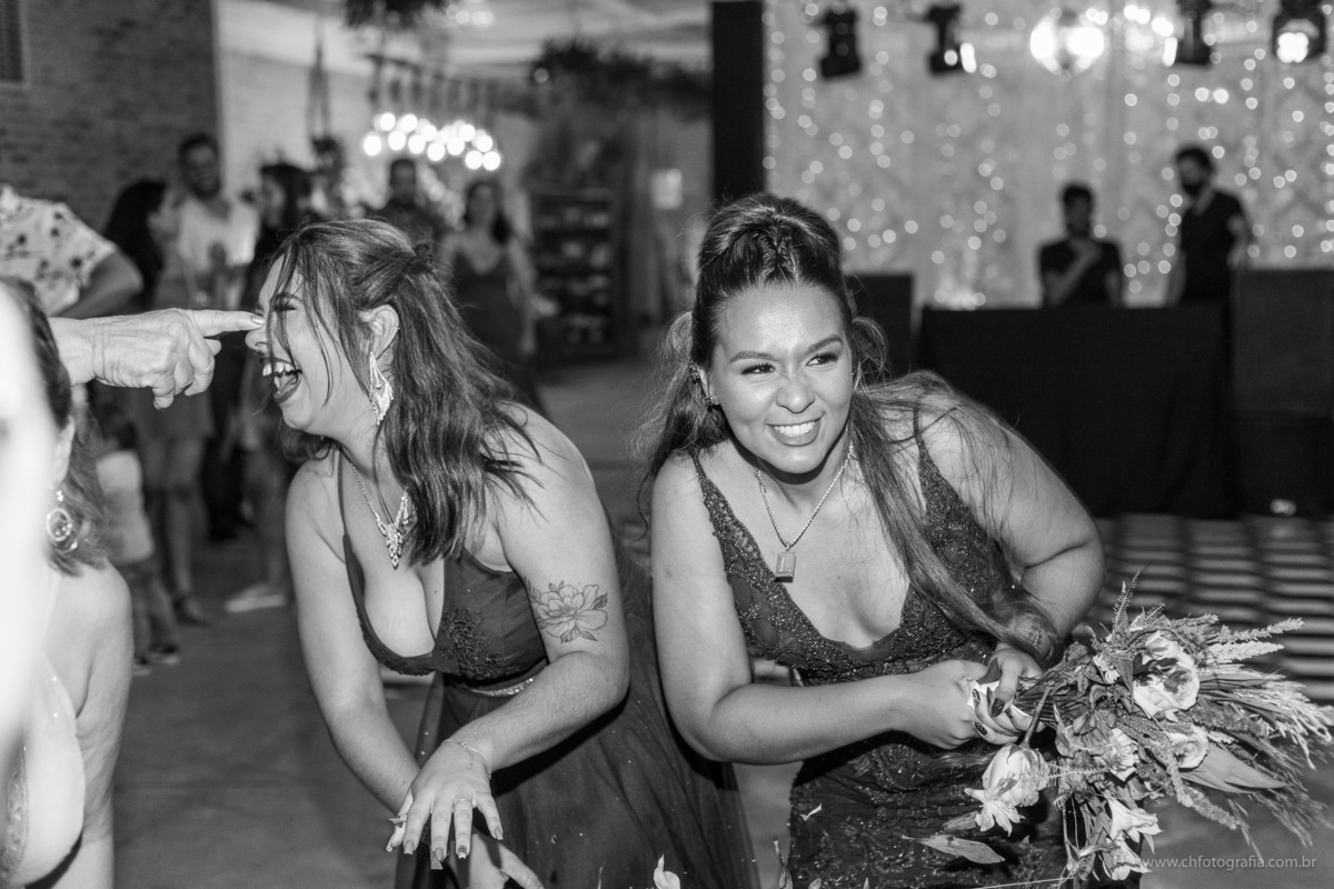 foto do momento do buque da noiva