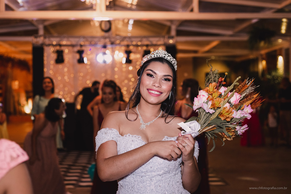 foto do momento do buque da noiva