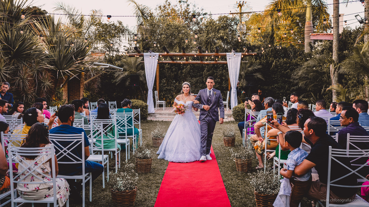 Foto da saída dos noivos