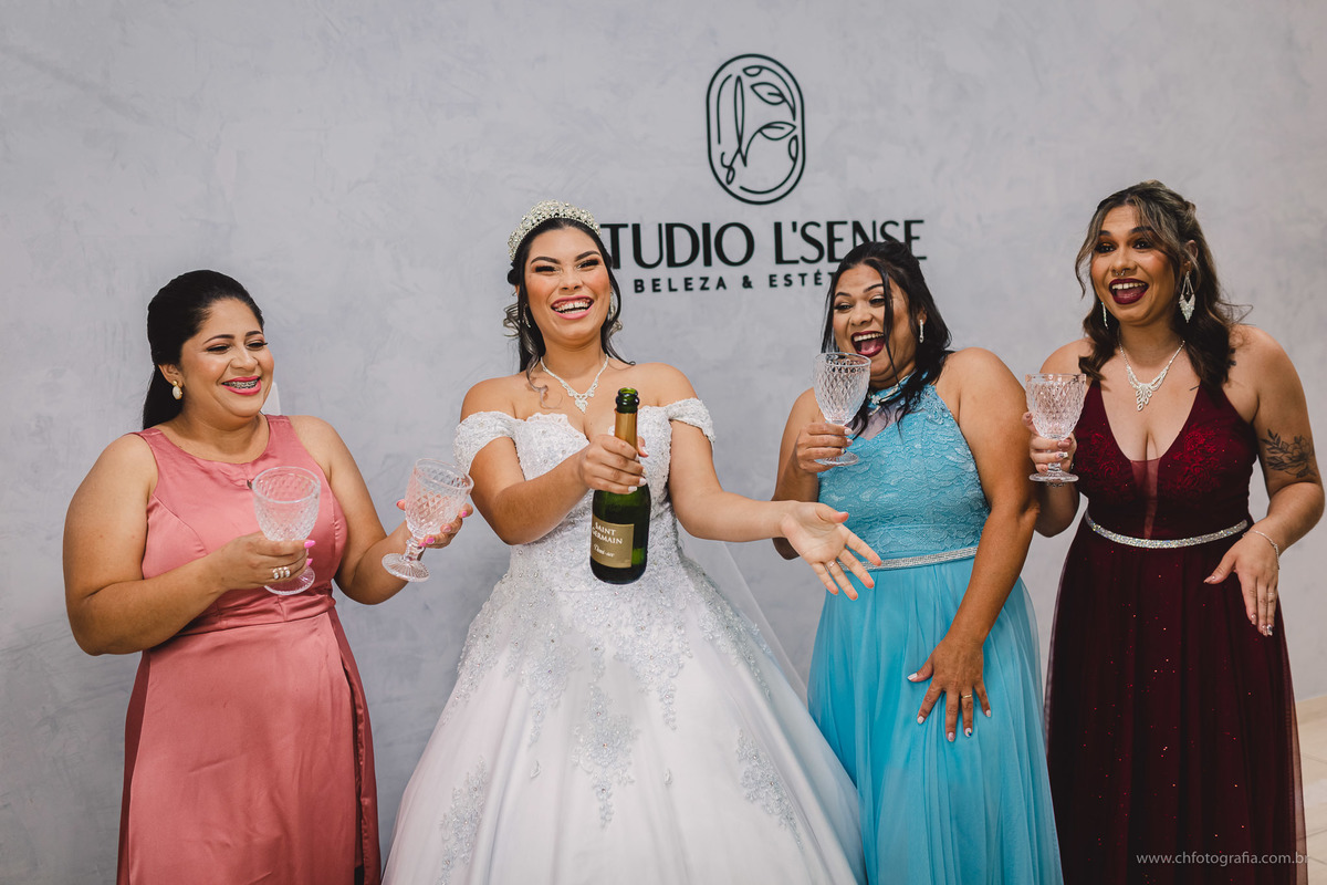 noiva estourando a champanhe, Studio L’Sense Beleza & Estética