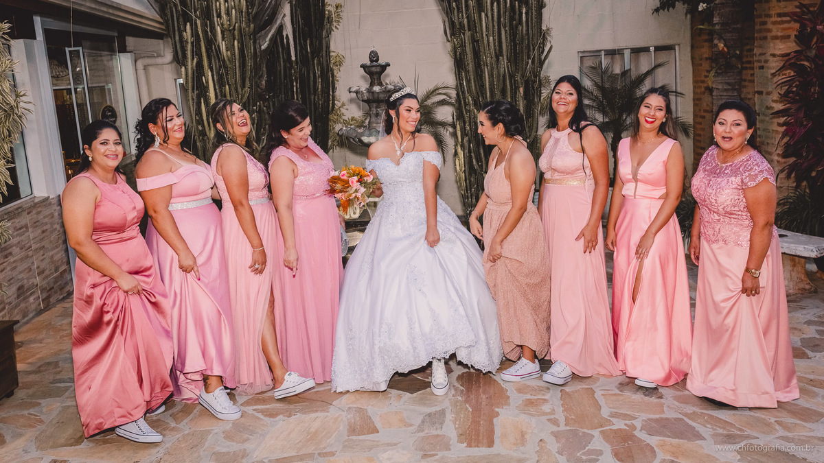 Foto da noiva com as madrinhas