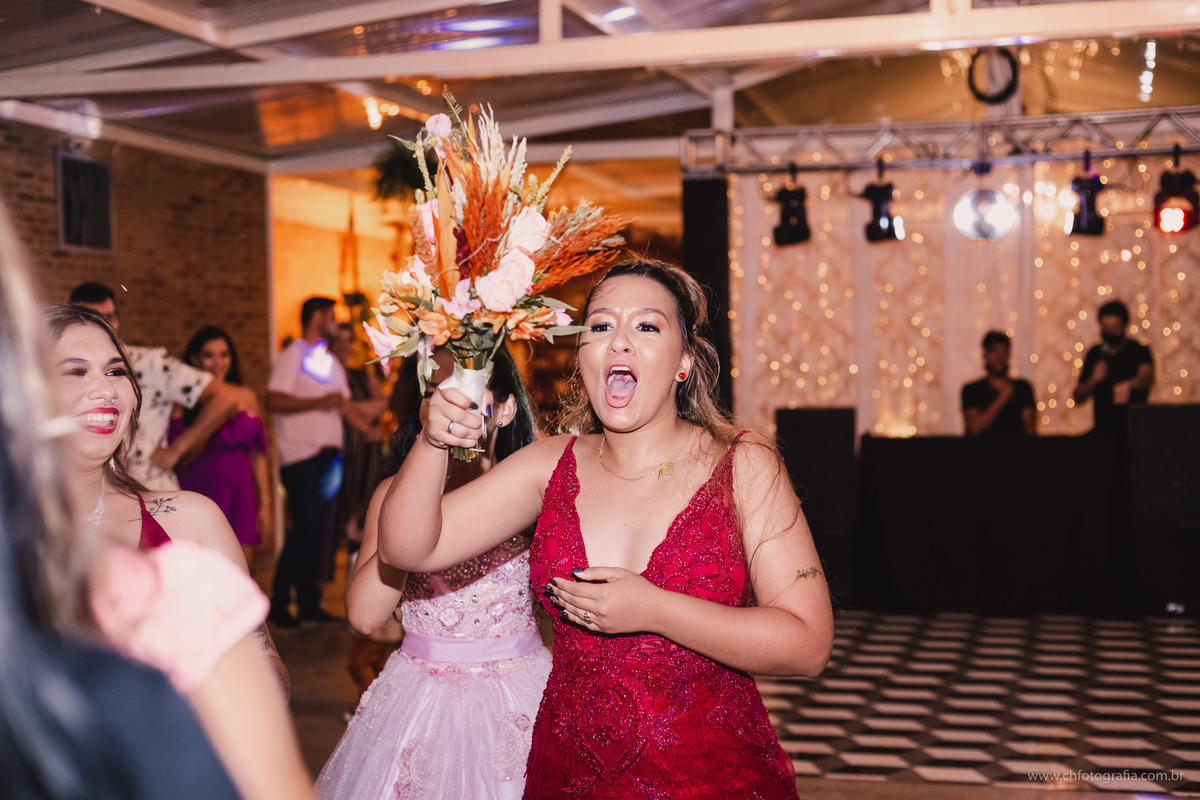 foto do momento do buque da noiva