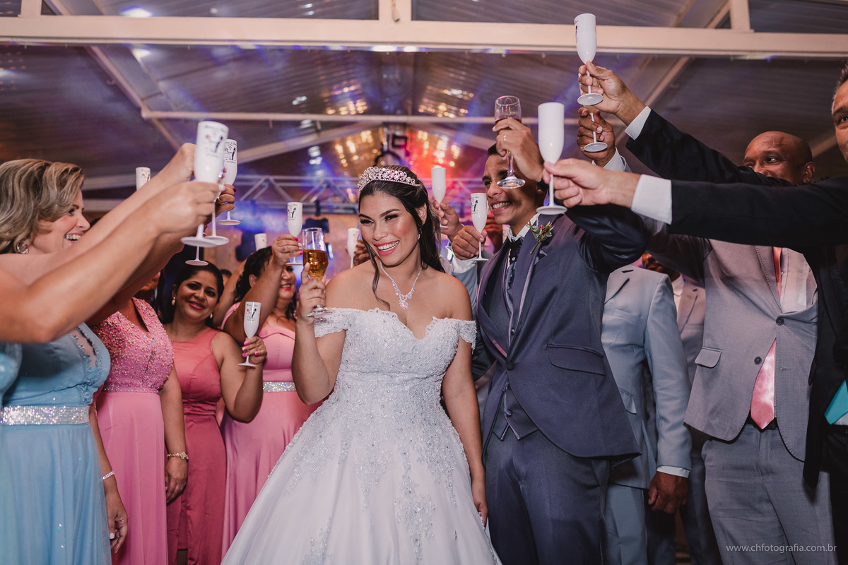 Foto do brinde com os noivos