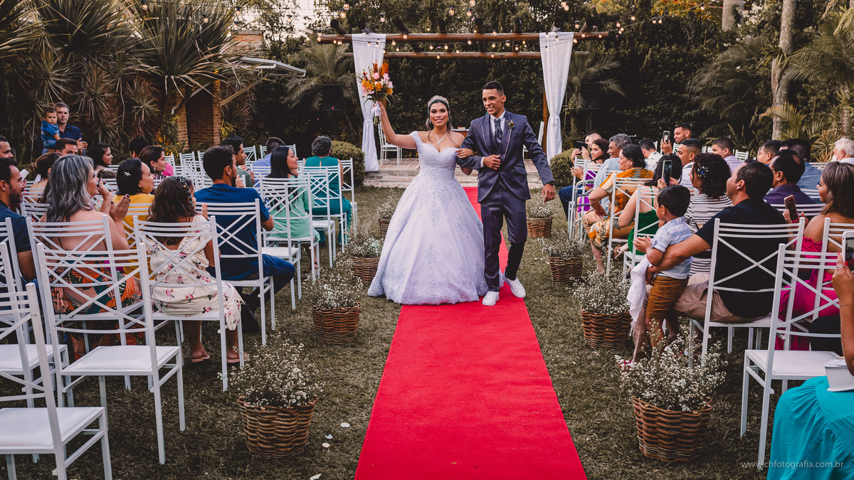 Foto da saída dos noivos