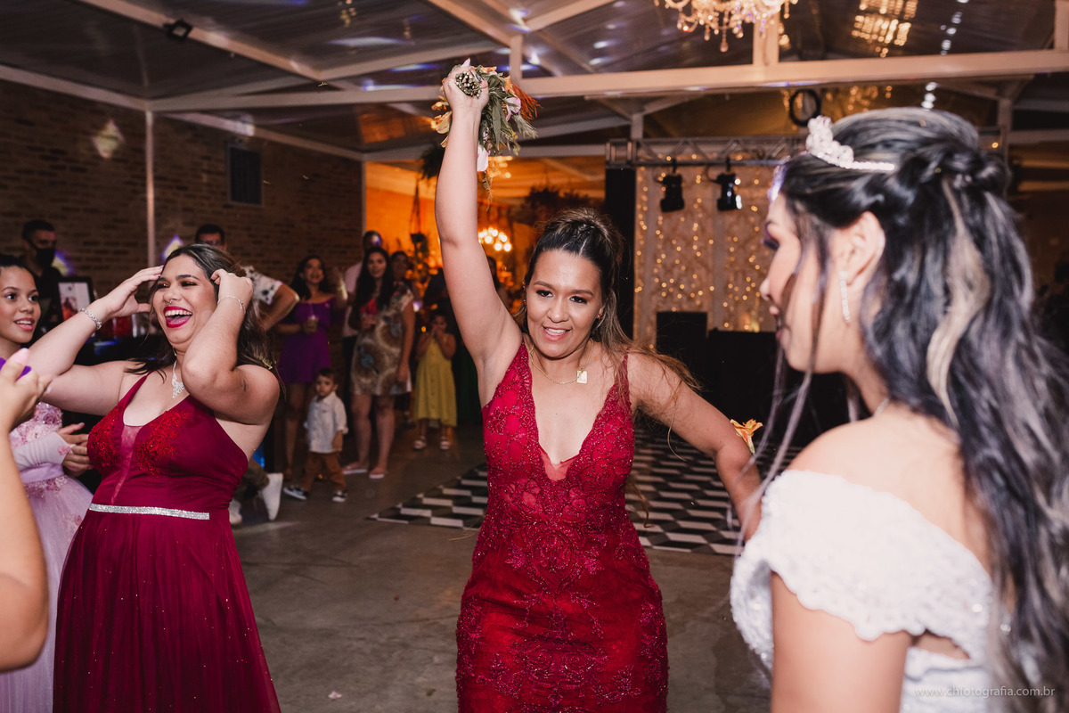 foto do momento do buque da noiva