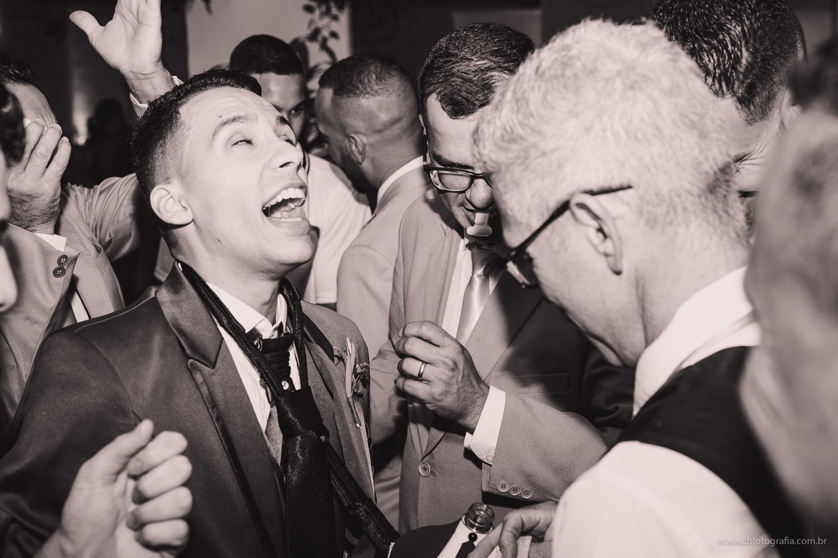 Foto do momento da gravata do noivo