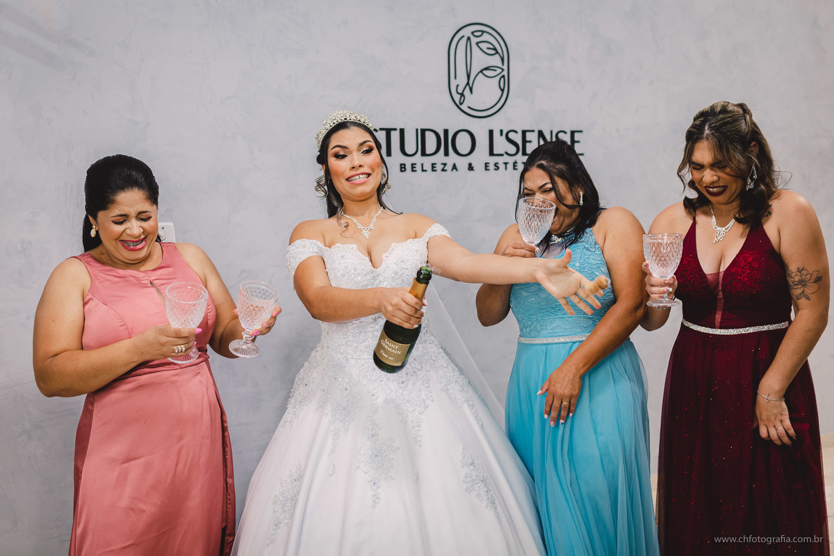 noiva estourando a champanhe, Studio L’Sense Beleza & Estética