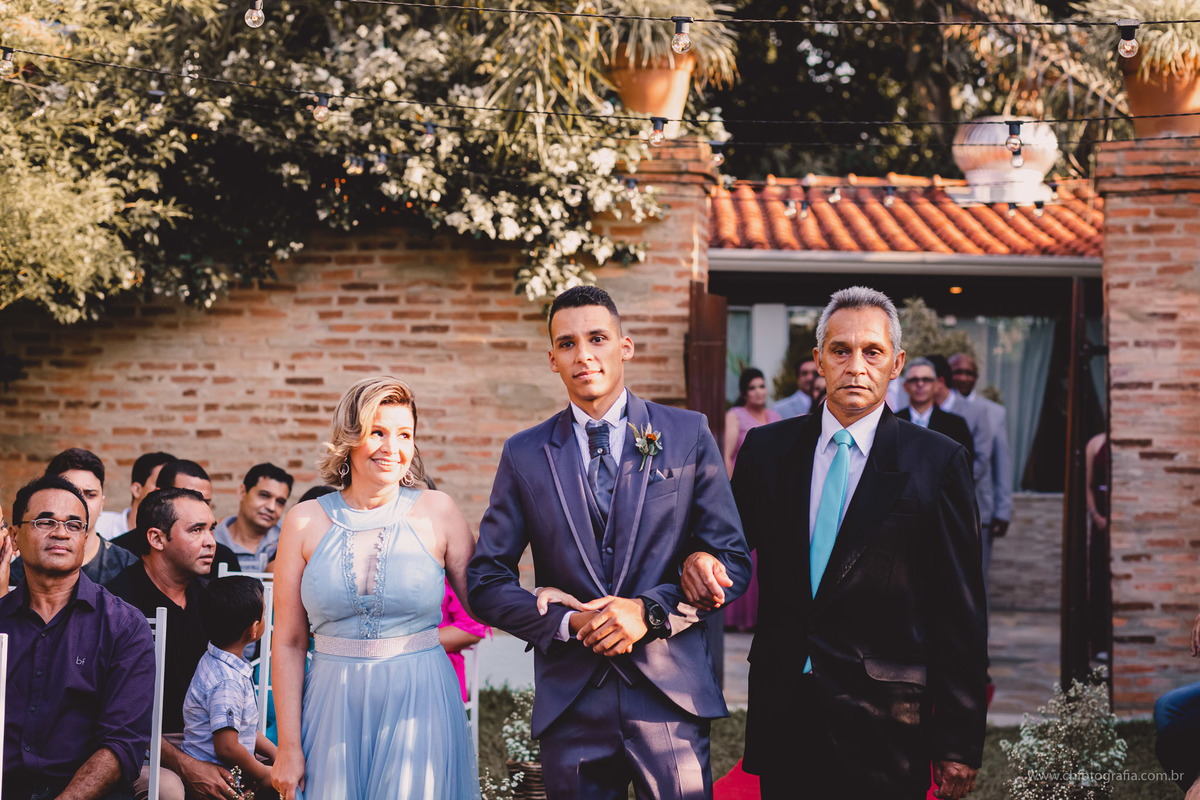 Foto da entrada do noivo com seus pais 