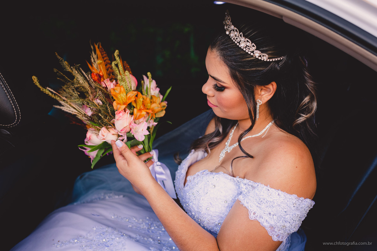 Foto da noiva rezando, foto da noiva com buque