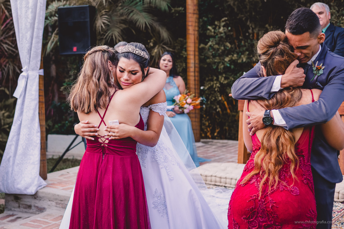 foto de casamento noivos se abraçando 