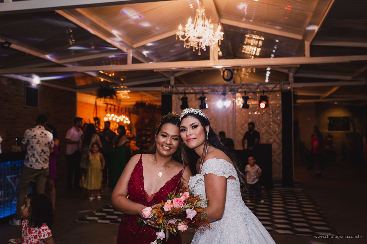 foto do momento do buque da noiva