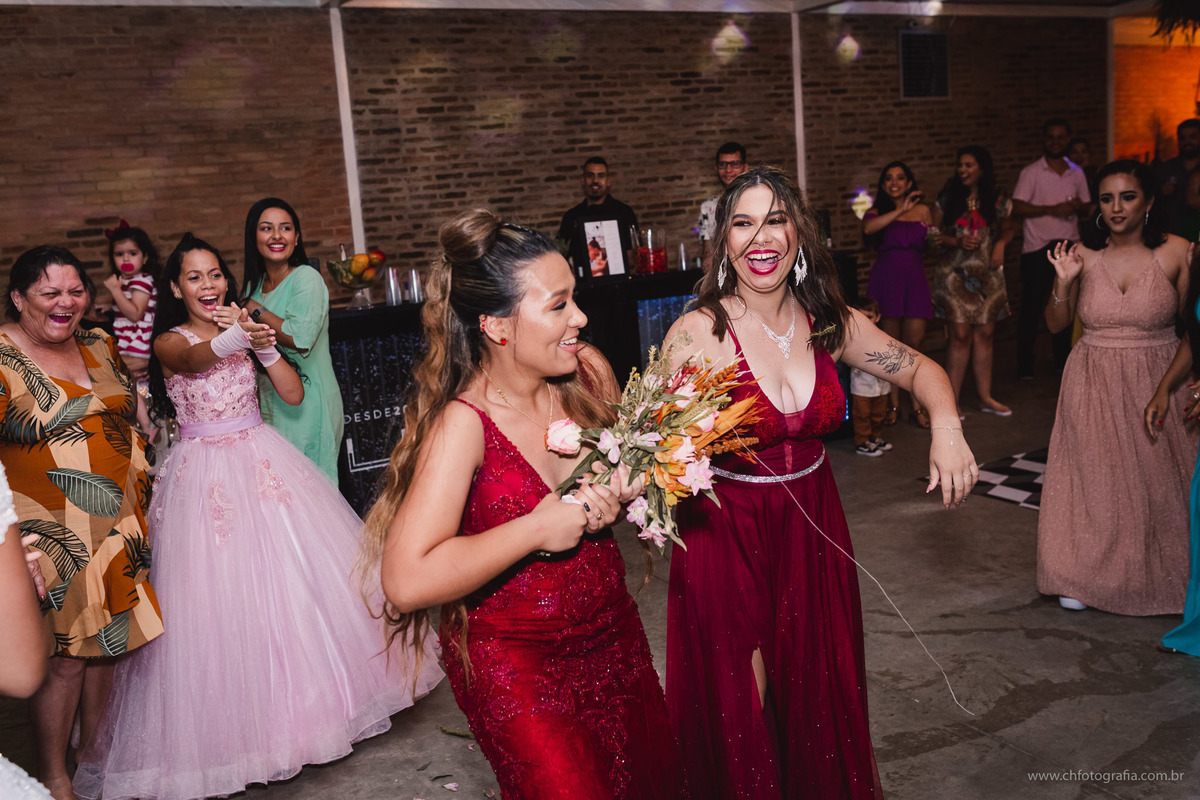 foto do momento do buque da noiva