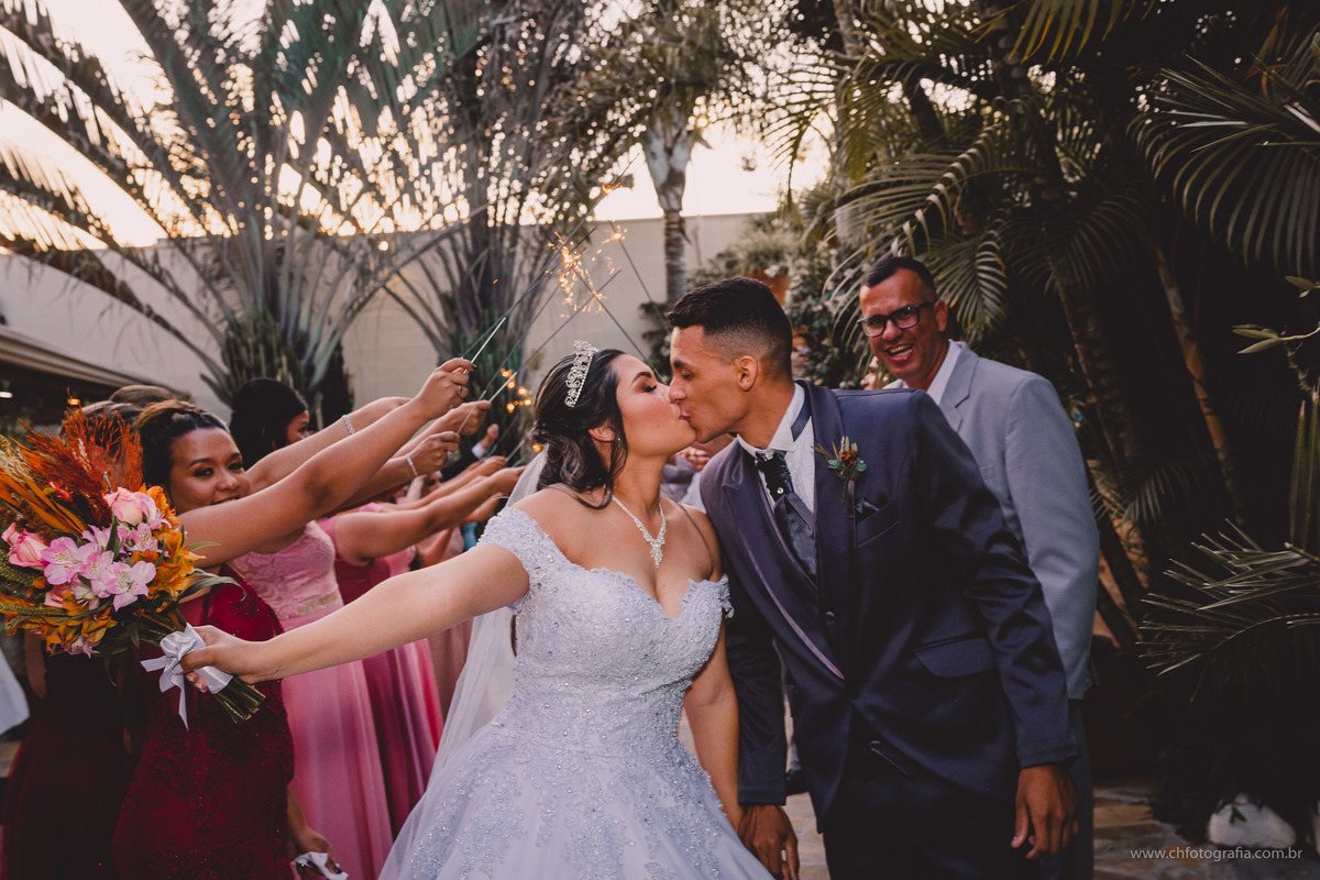 Foto da saída dos noivos