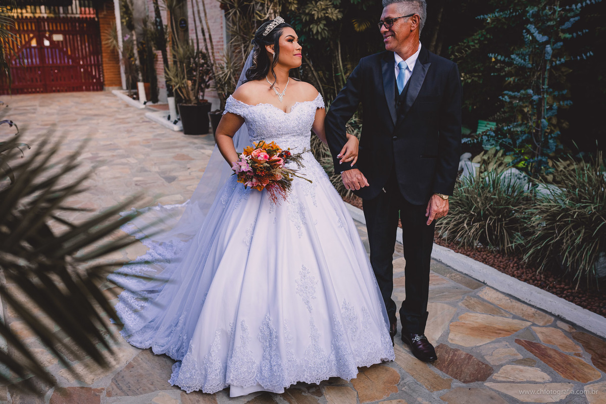 Foto da noiva entrando com seu pai