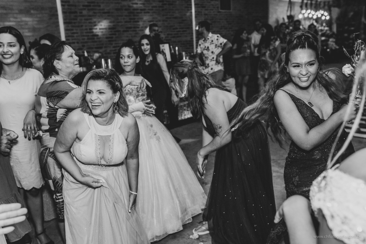 foto do momento do buque da noiva