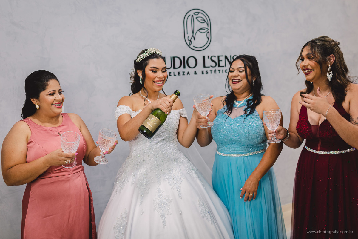 noiva estourando a champanhe, Studio L’Sense Beleza & Estética