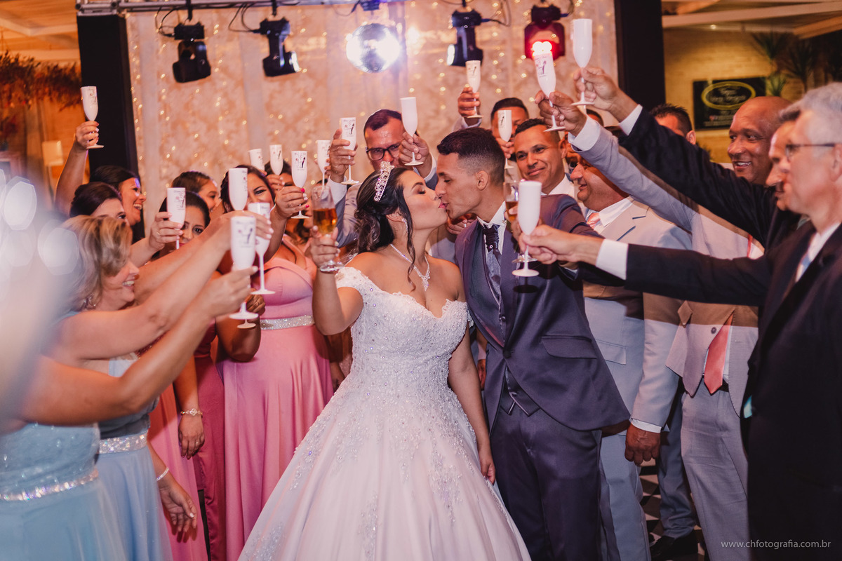 Foto do brinde com os noivos