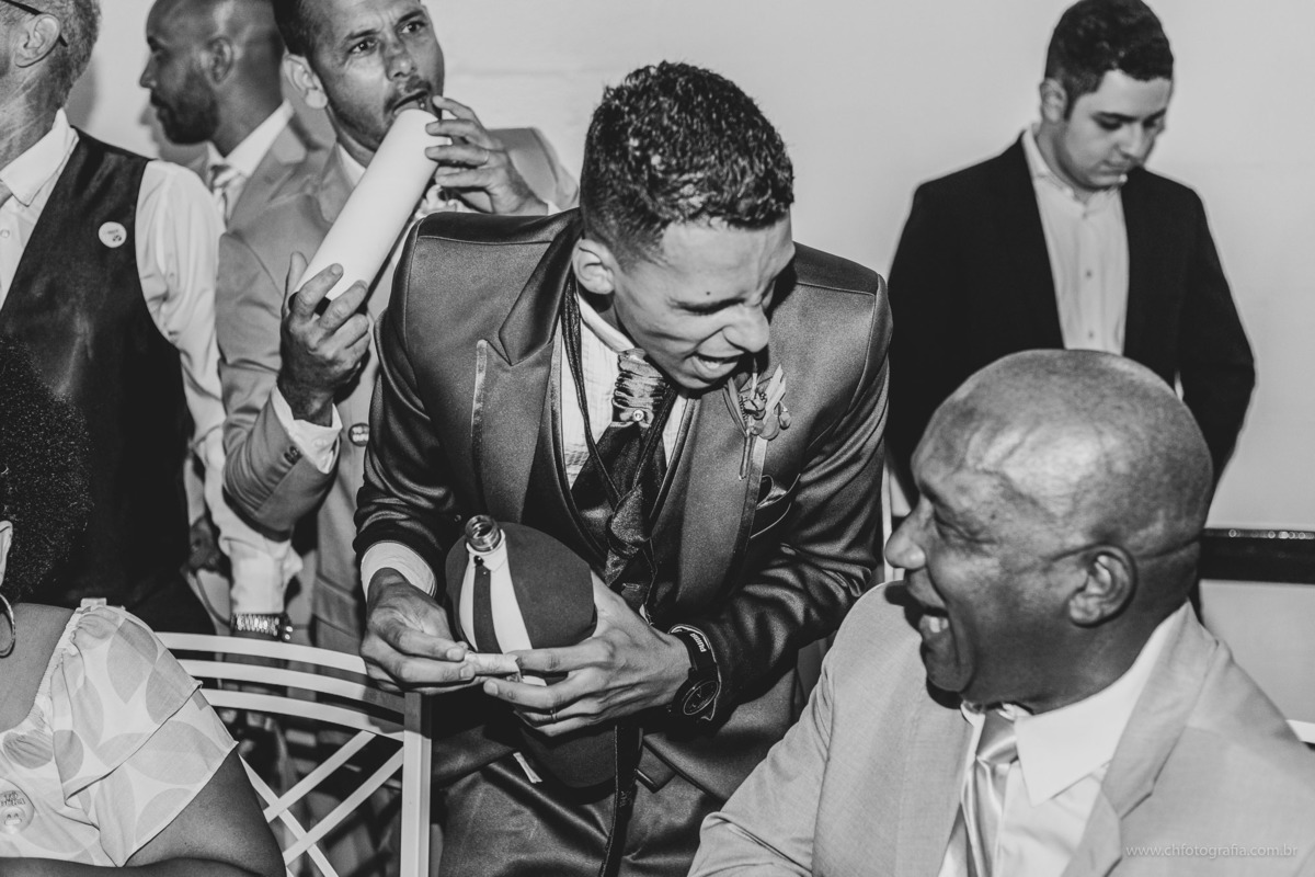 Foto do momento da gravata do noivo