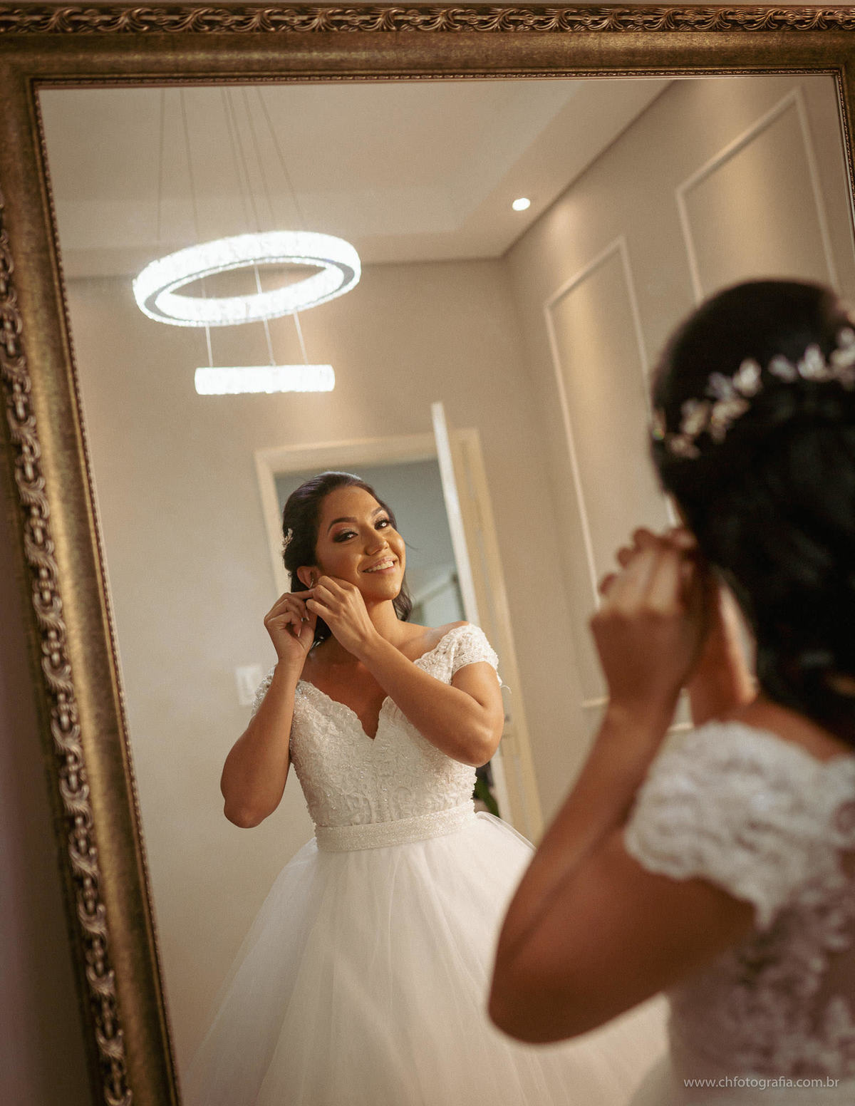 noiva pondo o brinco, making off da noiva, local Atelier Julia Candreva - Campinas