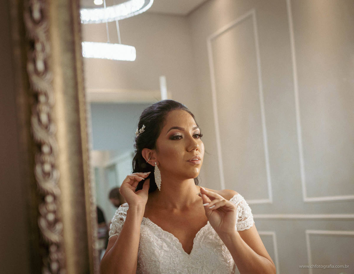 noiva pondo o brinco, making off da noiva, local Atelier Julia Candreva - Campinas