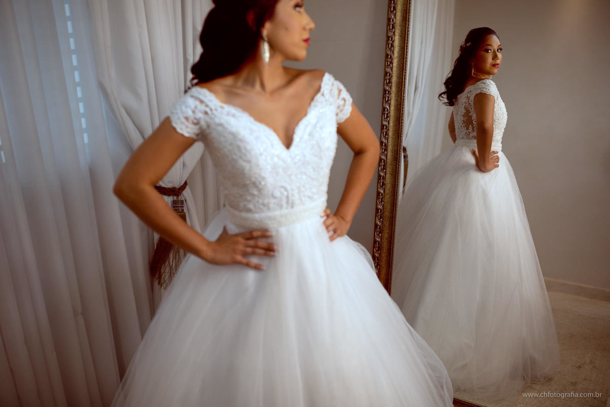 making off da noiva, local Atelier Julia Candreva, noiva pronta para sair para cerimonia, noiva se olhando pelo espelho