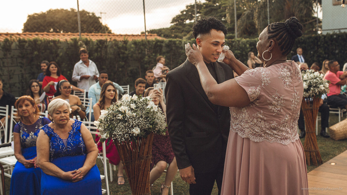 Entrada do noivo na casamento realizado na Chácara Recanto Realize, mae beijando o noivo