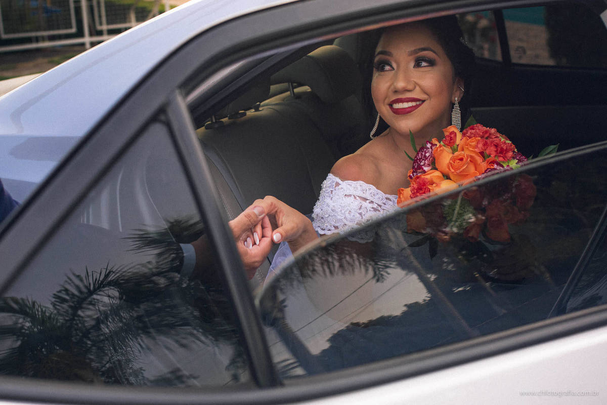 Olhar da noiva no carro para o seu pai, foto da noiva olhando para seu pai, casamento na chácara Recanto Realize