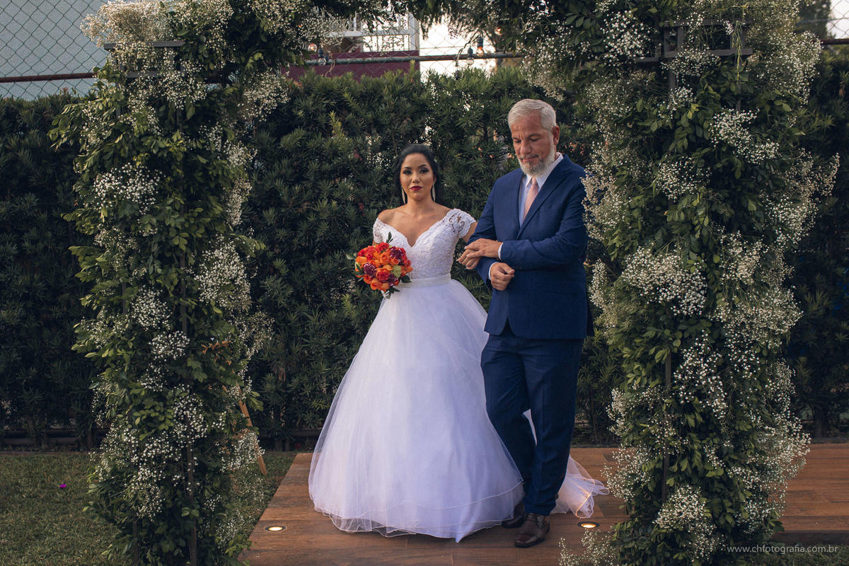 Entrada da noiva na cerimonha realizada na Chácara Recanto Realize