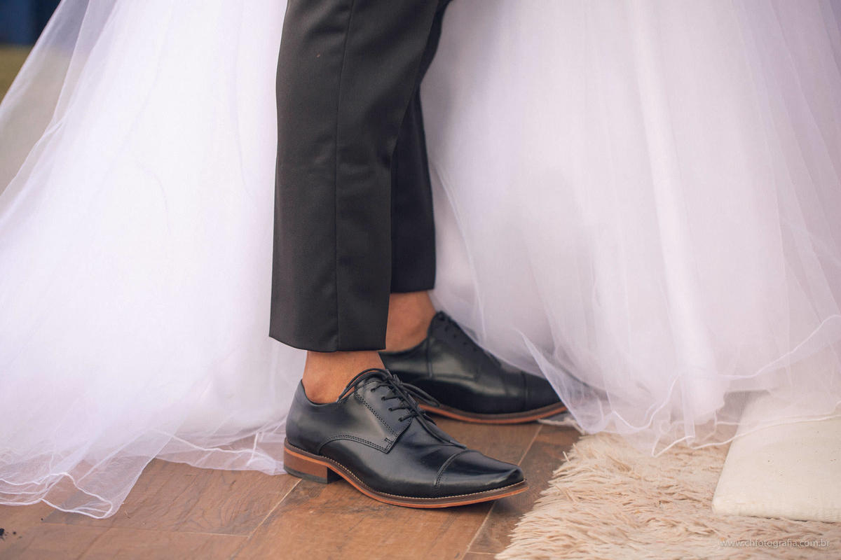 Foto de casamento, casamento na Chácara Recanto Realize, detalhe dos pes do noivo na cerimonia 