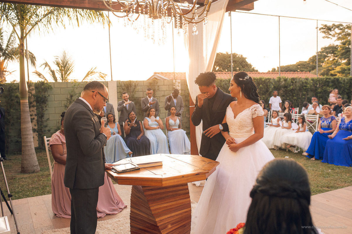 Foto de casamento, casamento na Chácara Recanto Realize, foto de noivo chorando 