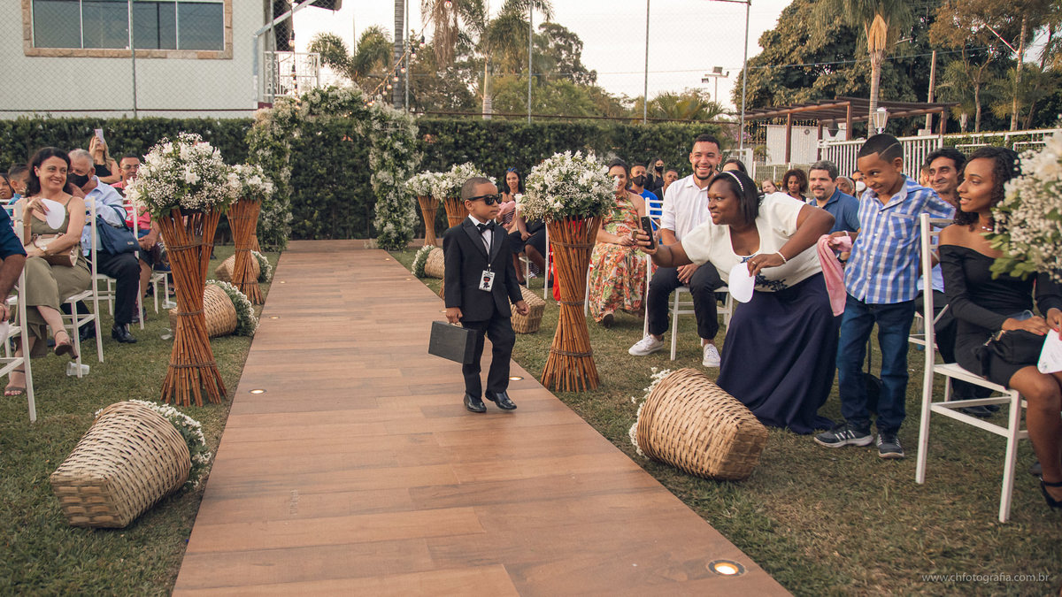 entrada no segurança com as alianças de casamento