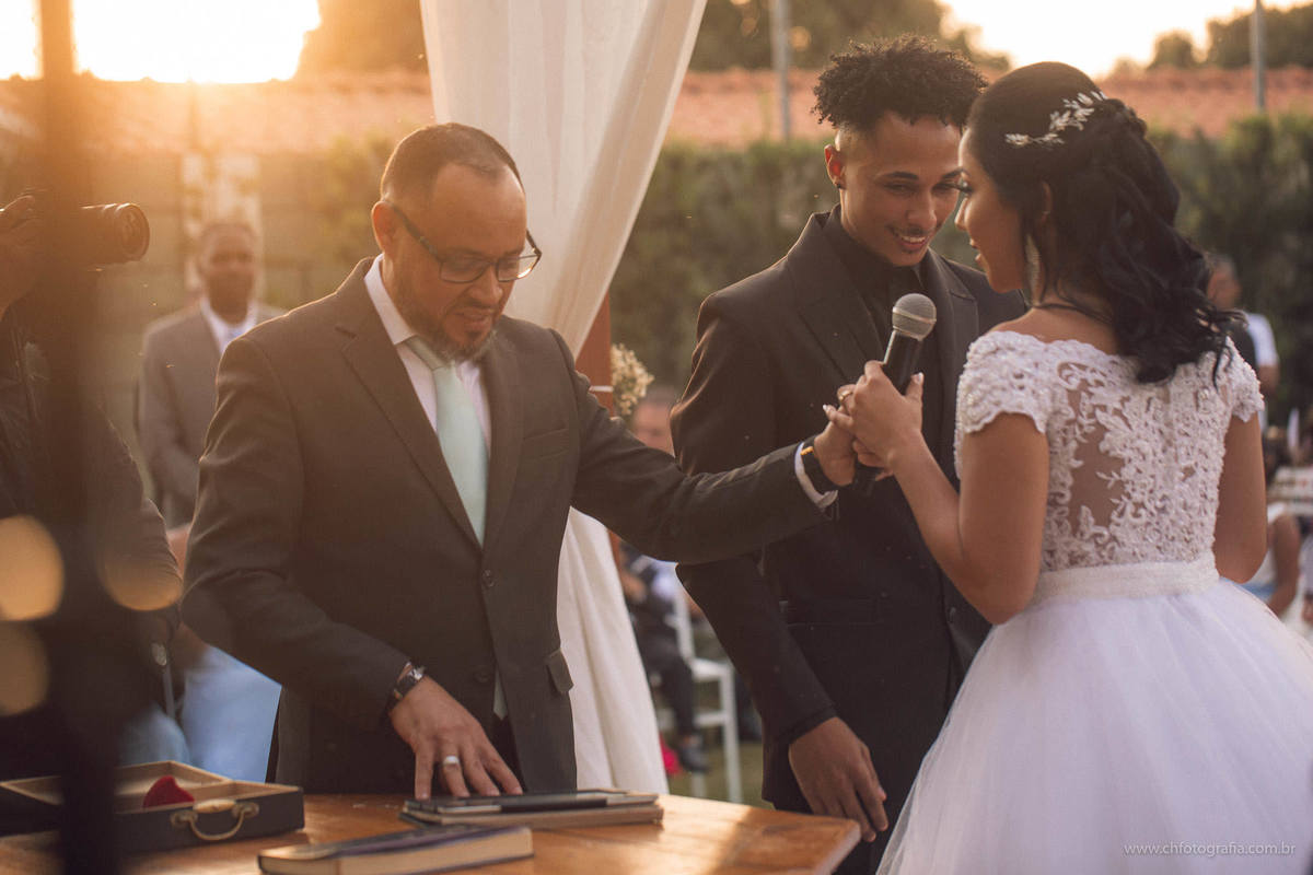 Foto de casamento, casamento na Chácara Recanto Realize, foto do momento do sim, troca de aliança