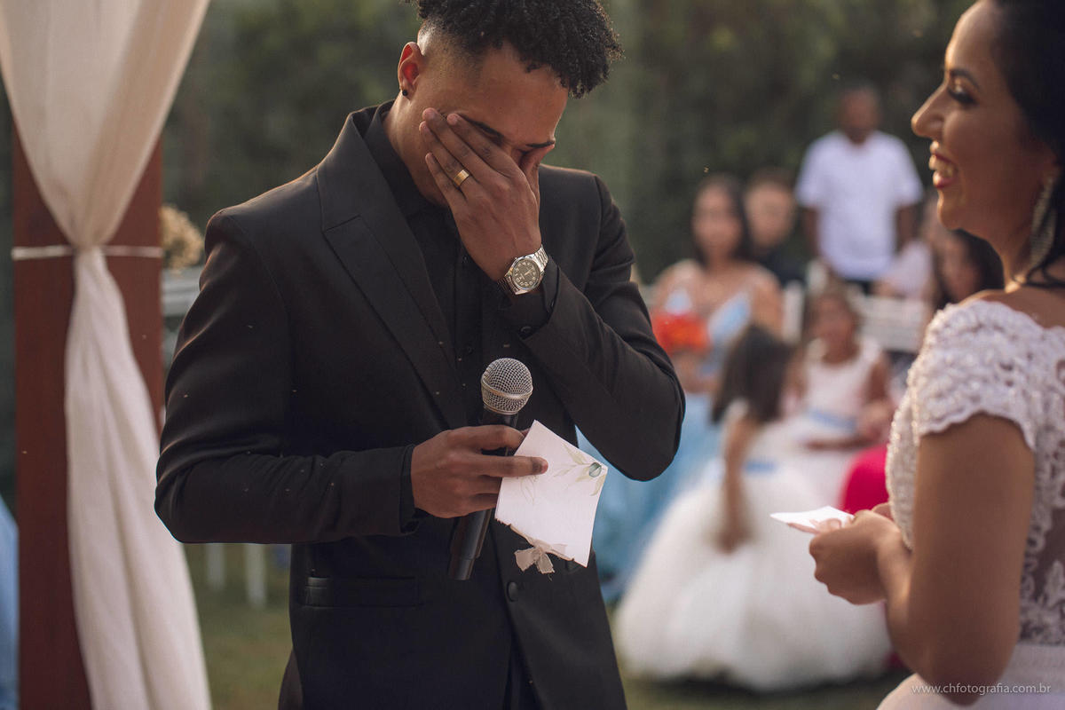 Foto de casamento, casamento na Chácara Recanto Realize, foto do momento do sim, troca de aliança, momento dos votos dos noivos