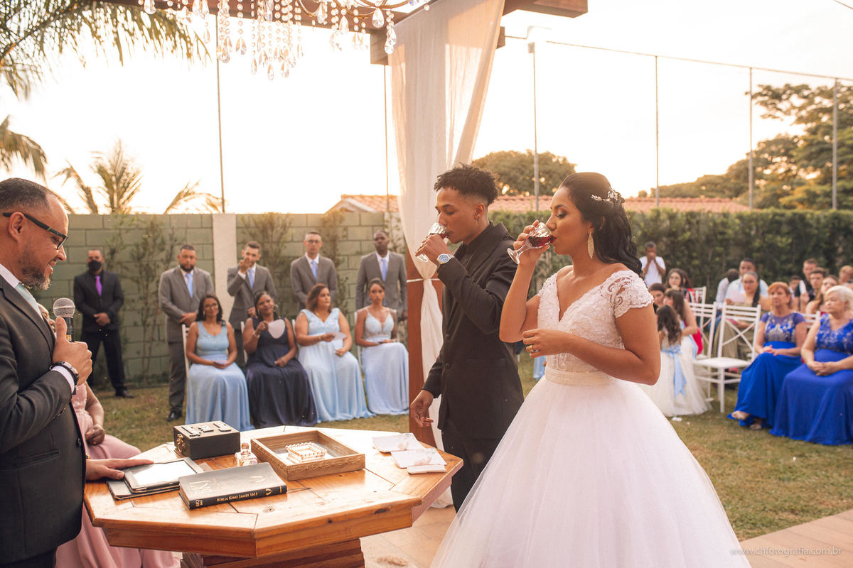 Foto de casamento, casamento na Chácara Recanto Realize, foto do momento do sim, troca de aliança, momento dos votos dos noivos, foto da ceia dos noivos
