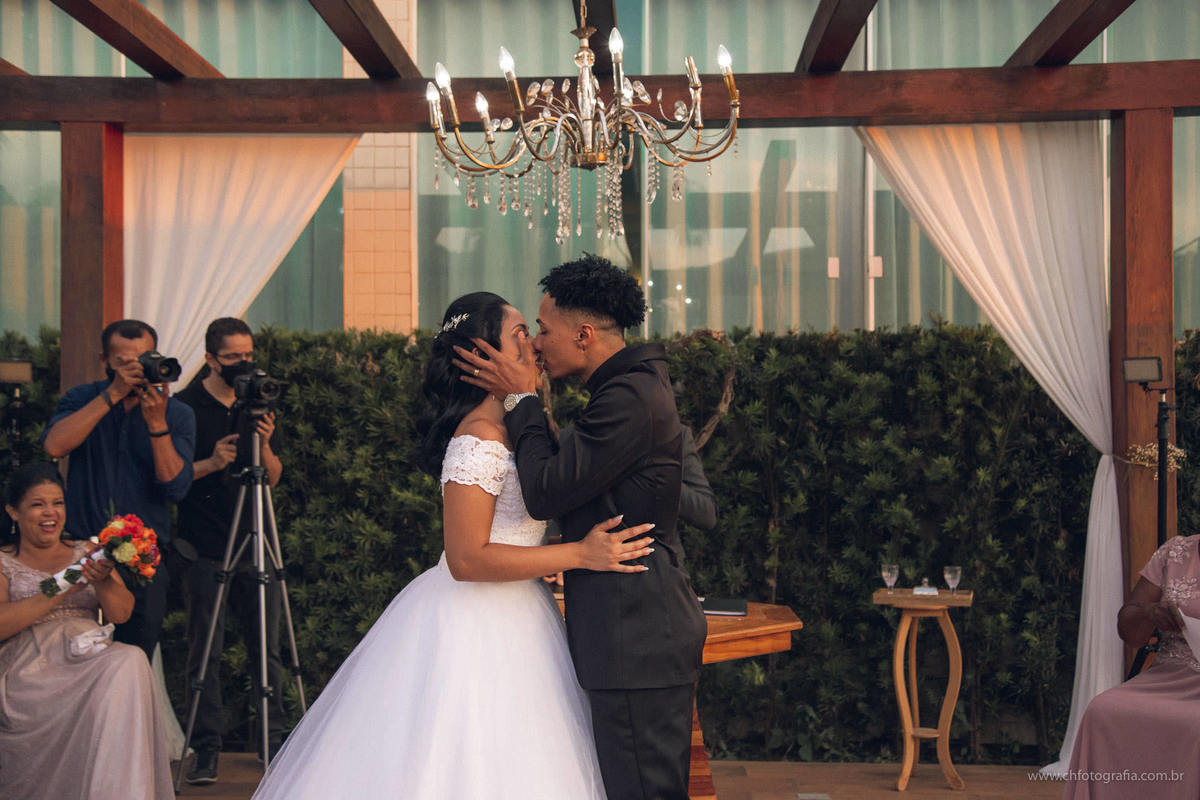 Momento do beijo dos noivos