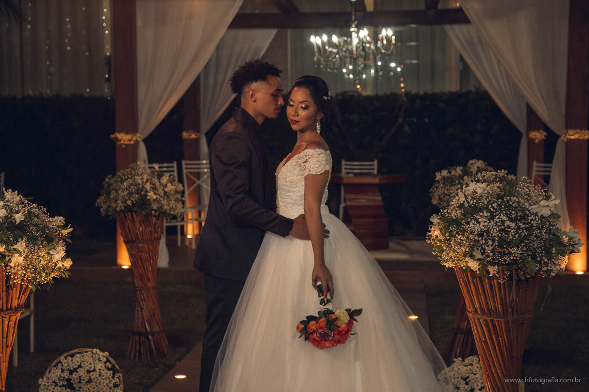 noivo beijando a noiva no ensaio, Ensaio thash the dress dos noivos feito na Chácara Recanto Realize 