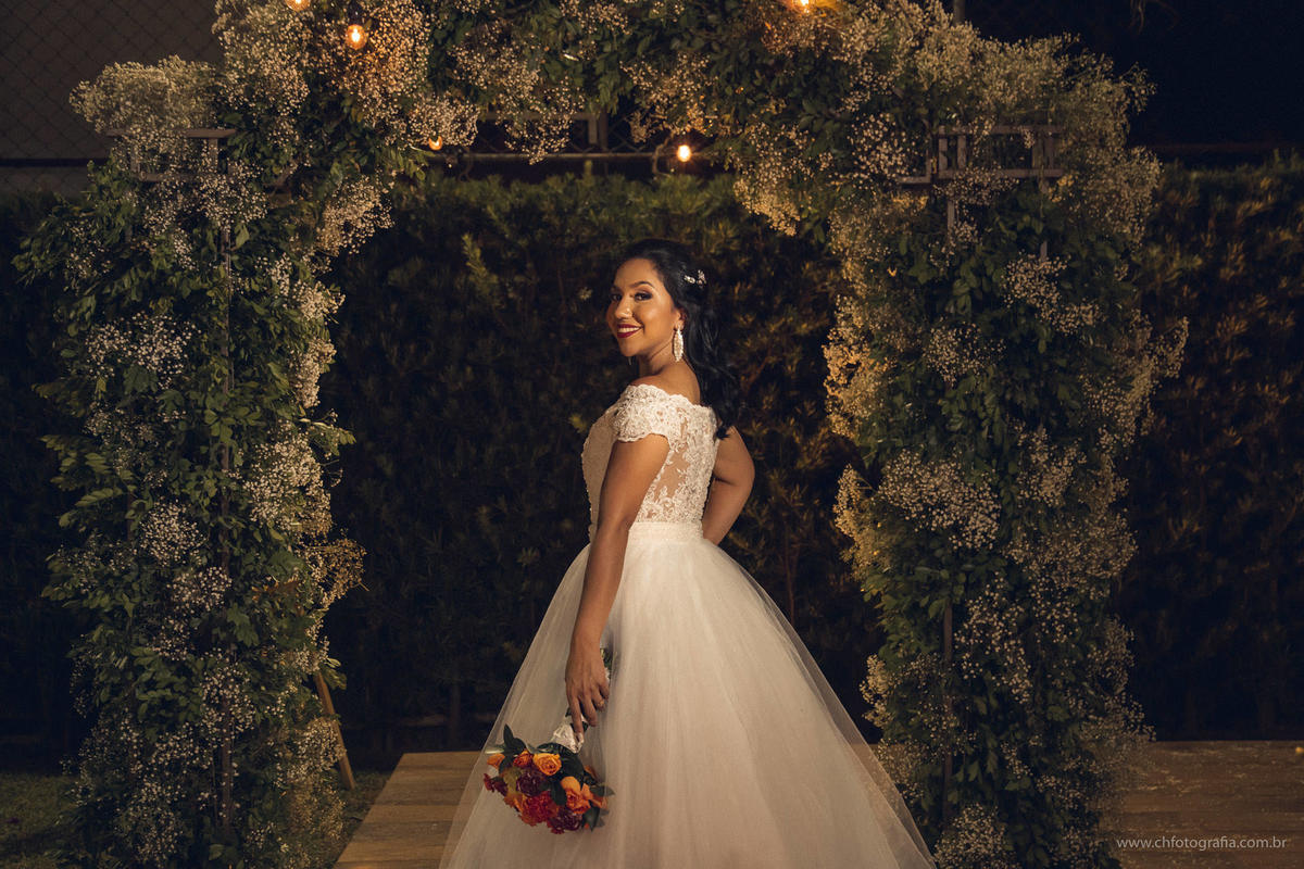 Retrato da noiva no ensaio trash the dress