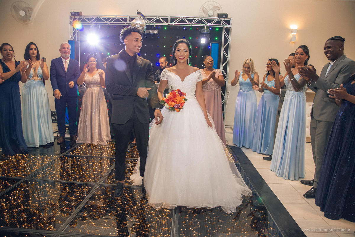 Entrada dos noivos na festa na Chácara Recanto Realize 