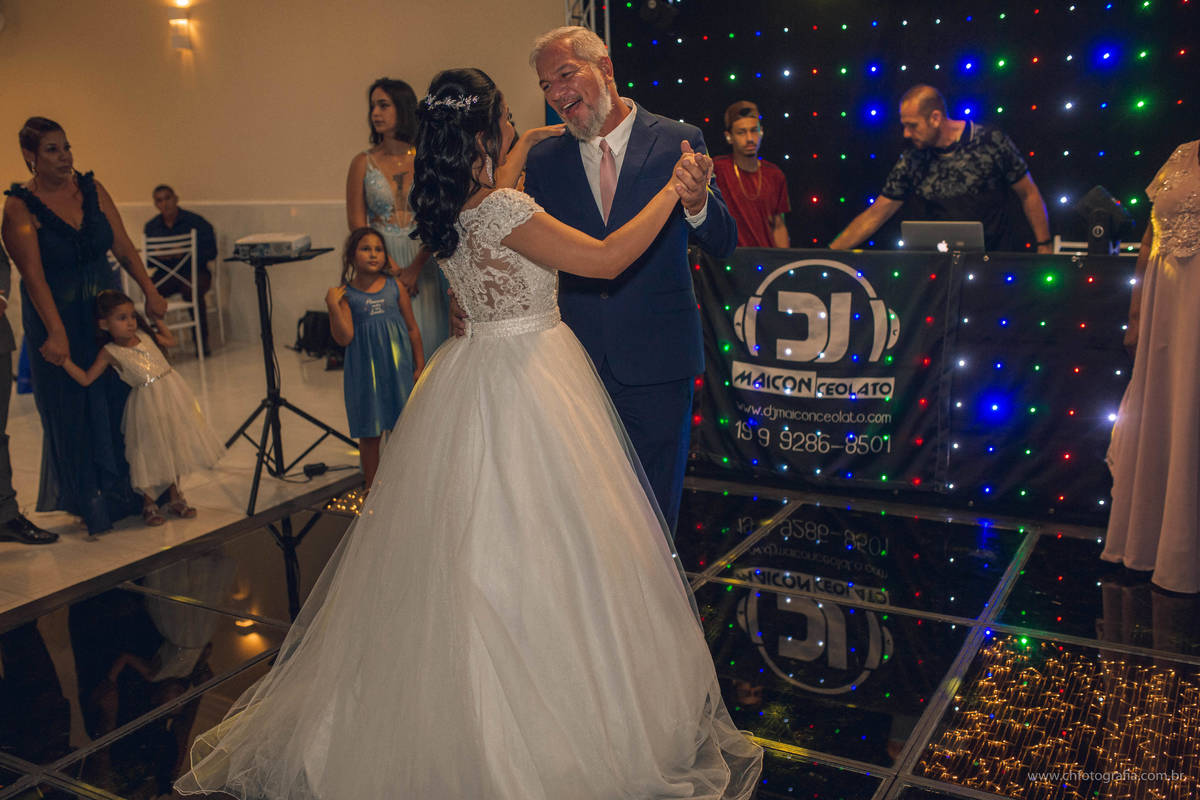 pai dançando valsa com sua filha, momento da valsa, pai e filha dançando valsa
